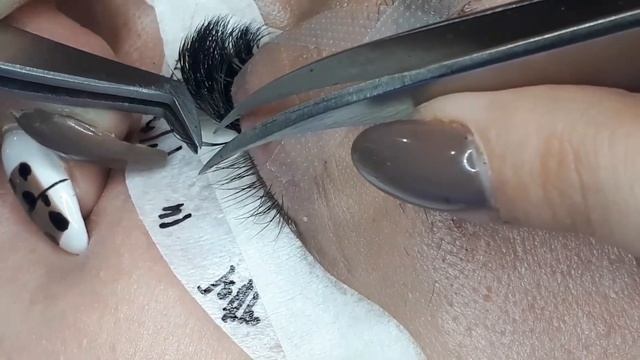 Процесс наращивания на вниз растущие ресницы