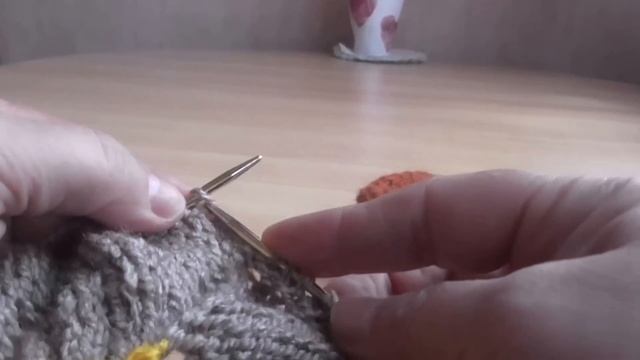 Вяжем  тапочки  спицами. Очень простые и красивые!