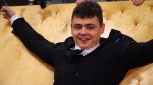 ВЫБЕРЕТСЯ ЛИ ЧЕЛОВЕК, ПРИКЛЕЕННЫЙ К СТЕНЕ НА КЛЕЙ?