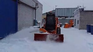 Мини погрузчик (погрузчик с бортовым поворотом) Амкодор 211 убирает снег - видеообозор