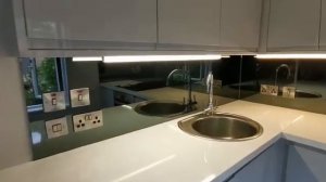 Зеркальный фартук для кухни из закалённого стекла