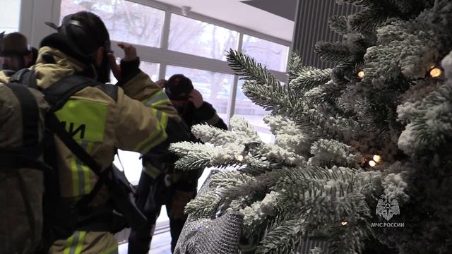 Пожарно-тактическое учение провели огнеборцы на здании одной из гостиниц Хабаровска