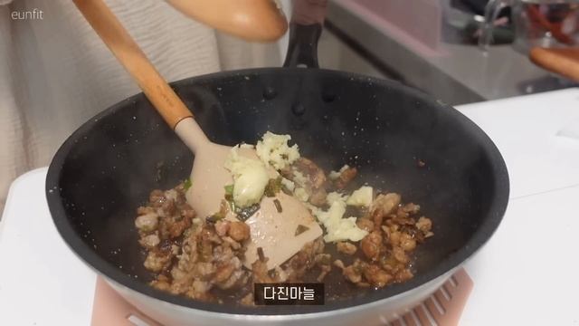 ENG) vlog 자취 브이로그, 딸기찹쌀떡 만들어먹고 순두부열라면 끓여먹는 자취일상, 퇴근하고 마트 장보기|쪽파크림치즈베이글, 버섯크림파스타, 모닝빵햄버거, 계란주먹밥, 딸바쥬
