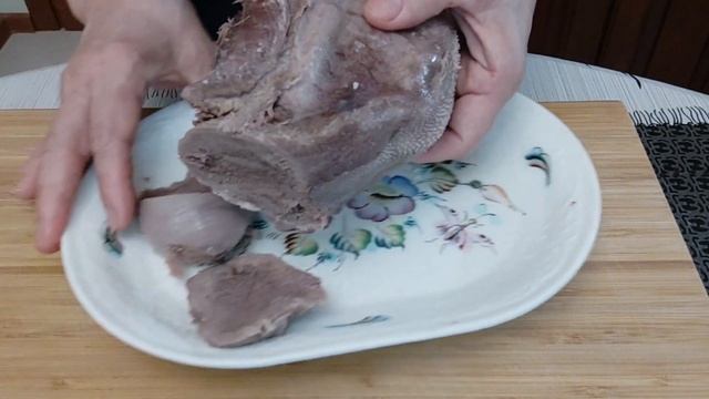 Мясной деликатес! Как правильно приготовить говяжий язык! Вкусная и нежная закуска к столу! смотреть онлайн