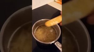 Индукционная плита, варим макароны и сосиски.