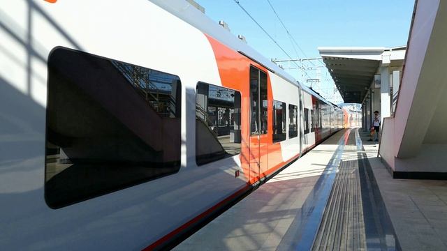ПРИБЫТИЕ ПРИГОРОДНОГО ЭЛЕКТРОПОЕЗДА ЛАСТОЧКА НА СТАНЦИЮ АДЛЕР
