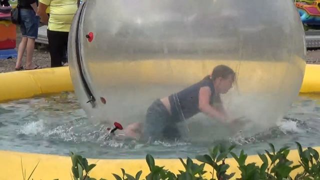 Аттракцион в парке.Даугавпилс 2015.08.30 смотреть онлайн