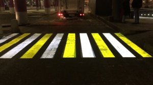 Нанесение дорожной разметки. Проекционный пешеходный переход в Москве. Гобо-проектором.