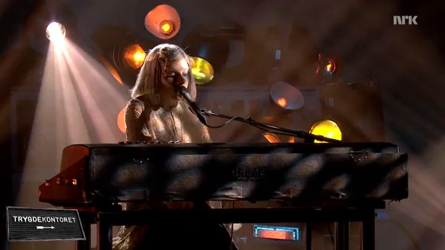 Aurora - «Life on Mars» (David Bowie) смотреть онлайн