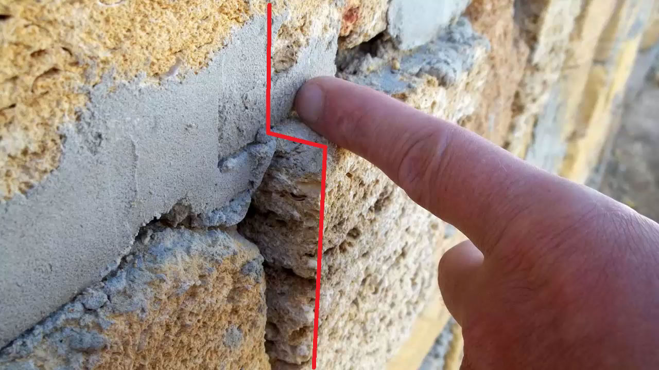 2 способа убрать выступ камня на стене