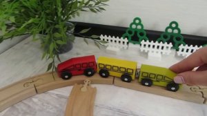 Деревянная железная дорога и игрушечный паровоз. Игрушки для детей