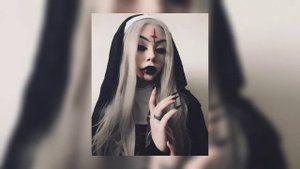 Кому надо просто песня ловите:INSTASAMKA- она выглядит как mommy