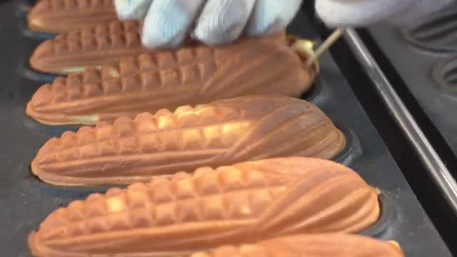 Кукурузный хлеб и свиной хлеб Корейская уличная еда смотреть онлайн