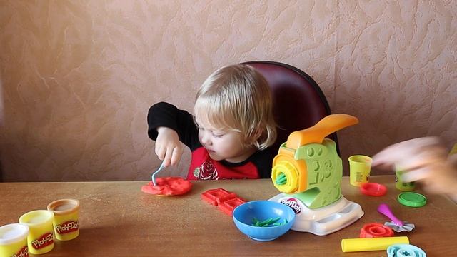 Эрика открывает ПлейДо кулинария Игровой набор "Машинка для лапши" Play doh kitchen creation смотреть онлайн