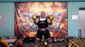 Александр Клюшев выполняет парный жим гирь стоя по 60 кг! "ТЕАТР СИЛЫ в СК САЛЮТ ГЕРАКЛИОН"
