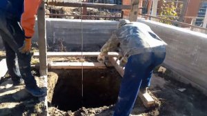 Спуск_колец_в_колодец_вручную. (1).mp4