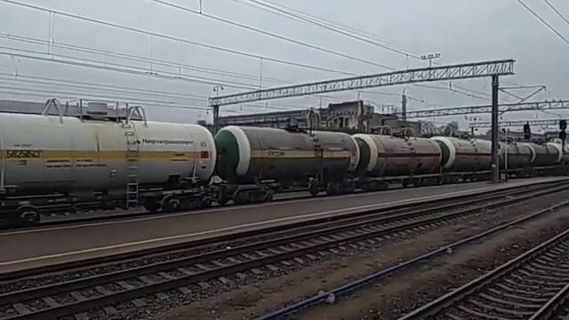 Электровоз ВЛ80С-1293 РЖД с грузовым поездом на станции Конотоп смотреть онлайн