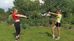 Гимнастика. Разминка на даче с подружкой.