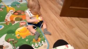 Как научить ребенка ползать на четвереньках?