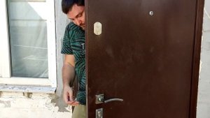 Реконструкция. Саманный старый дом. Замена дверей.