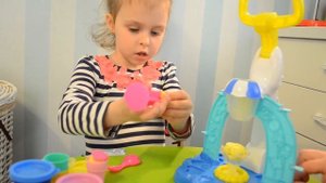 Фабрика мороженого. Пластилин Play-Doh. Играем с Полинкой. Детки. Делаем мороженое.