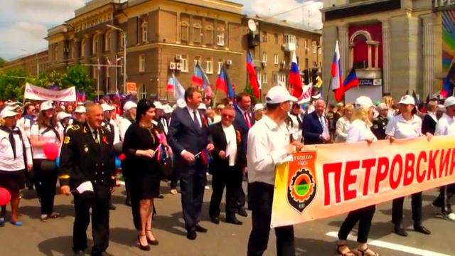 Копия видео "11 мая Парад. Колонна Петровского района" смотреть онлайн