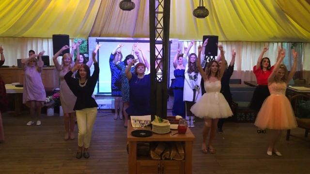 Мамы танцуют! Флешмоб мам на выпускной 4 класс! Флешмоб на выпускной смотреть онлайн