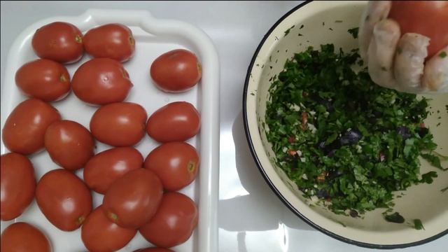 Квашеные помидоры фаршированные зеленью и чесноком.
