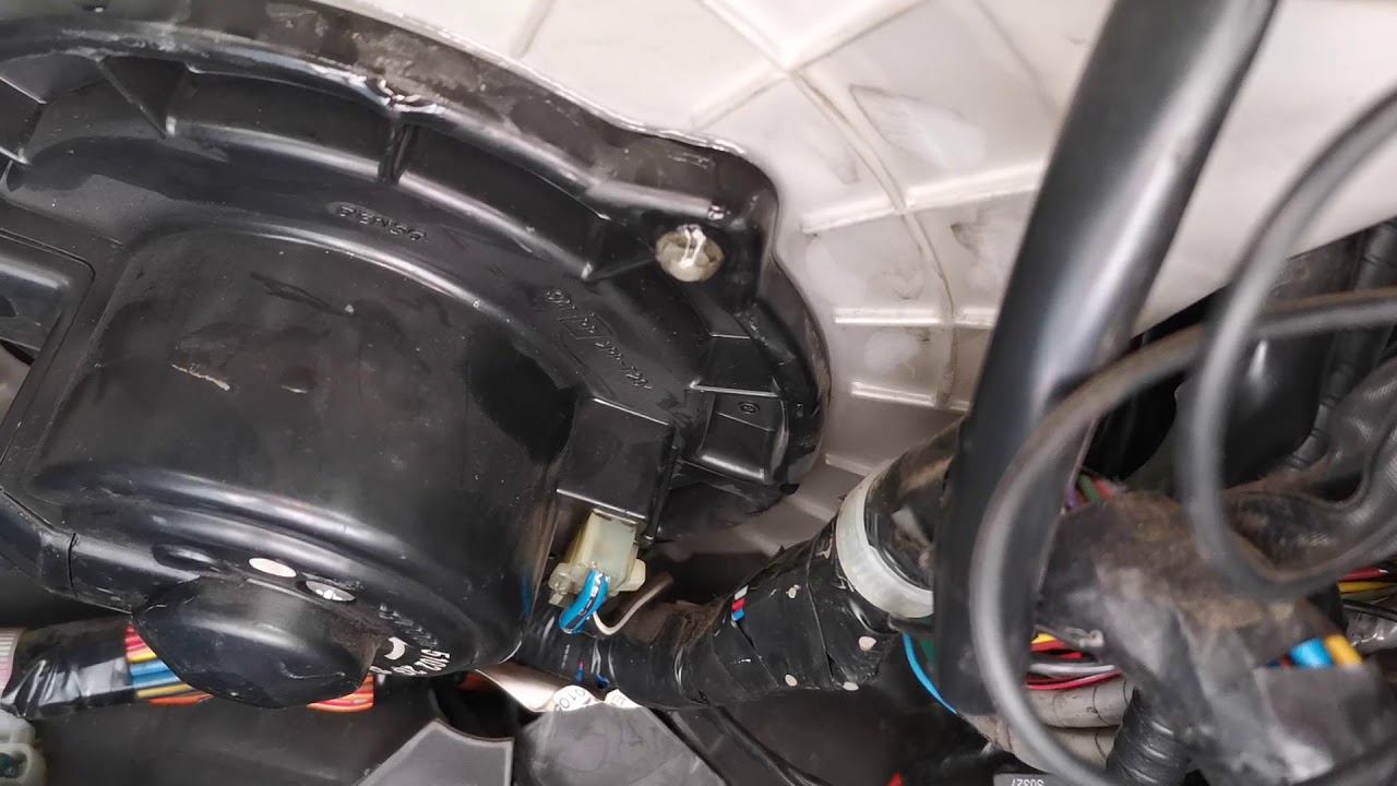 Mitsubishi Pajero III. Когда забит дренаж кондея смотреть онлайн