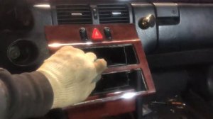 Как снять центральный бардачок Mercedes-Benz W210