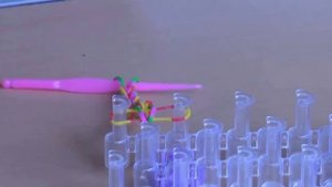 Видео урок.  Простой браслет из резинок. Плетение на станке