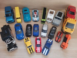 Игрушечные машинки. Коллекция разных моделей.