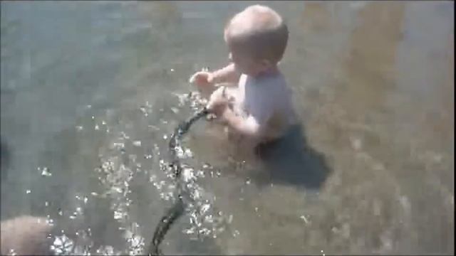 2014 Прикол Ребенок спокойно играет с змеёй смотреть онлайн