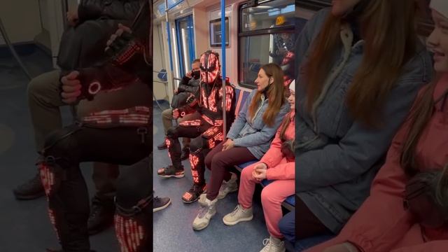 ПРАНКИ В МЕТРО Хищник поёт песню сияй вместе с финалисткой голос Дети Drobinavika