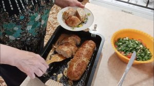 Мясной рулет с яйцом и луком
