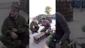 И я бы тоже думать мог, когда на трубочку глядел, на голубой её дымок.
