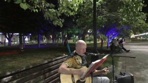 Песня Виталия Аксенова ,,Могильщик,, очень нравится любителям шансона !!!👍👍👍👍👍