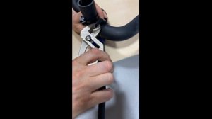 Демонтаж хомута Клип-Трек с помощью пассатижей