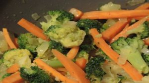 Курица с брокколи и овощами