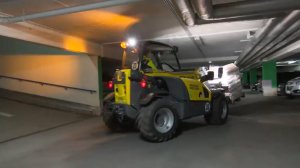 Телескопические погрузчики. Работа телескопического погрузчика в паркинге