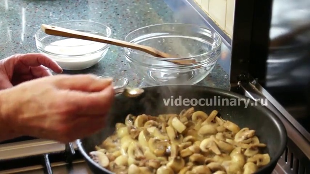 Как приготовить слоеные сердечки с грибами