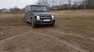 Mercedes G 63 AMG боком по грязи