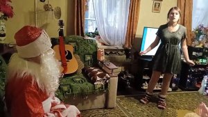 К Аннушке пришел дедушка мороз, Аня поет новогодние картины.