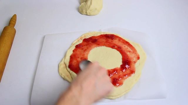 Цветок из дрожжевого теста. Красивый пирог с вареньем