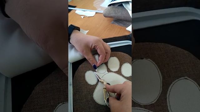 Вышивка лапки Котика #эксклюзивныеподарки #вышивканазаказ #бескаркаснаямебель