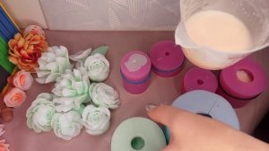 Заливаю силиконовые формы с помощью палитры. Формы для мыла. Мыльные цветы. цветы из мыла