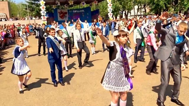 Танец покровских выпускников 2015г.,на последнем звонке./Игорь Жабский/