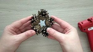 Игрушка из шишек (самый простой способ!!!) на ёлку своими руками.
