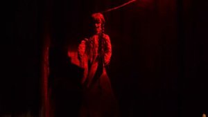 Маленькая Вера - Медведь и Алиса Кукутик играют в Доме страха и ужасов в парке Сказка