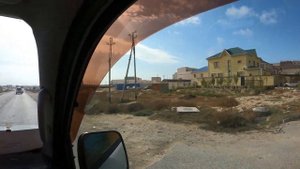 Город АКТАУ. Промышленная зона. Окраины города. Дороги. Мангистауская область, Казахстан, 2022 год.